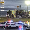 Un camión de bomberos de la Autoridad Portuaria dañado se encuentra cerca de la pista después de chocar con un Air Canada Express CRJ-900 en el aeropuerto LaGuardia de Nueva York, el 23 de marzo de 2026. Un avión que transportaba a decenas de personas chocó con un camión de bomberos en una pista del aeropuerto LaGuardia de Nueva York, matando al piloto y al copiloto y causando "heridas graves" a otras personas, dijeron las autoridades el lunes. Debido al accidente del domingo por la noche, las autoridades de aviación estadounidenses detuvieron todos los vuelos en LaGuardia, y la autoridad portuaria dijo que el aeropuerto permanecería cerrado al menos hasta las 2:00 pm (1800 GMT) "para permitir una investigación exhaustiva". (Foto de TIMOTHY A. CLARY / AFP)