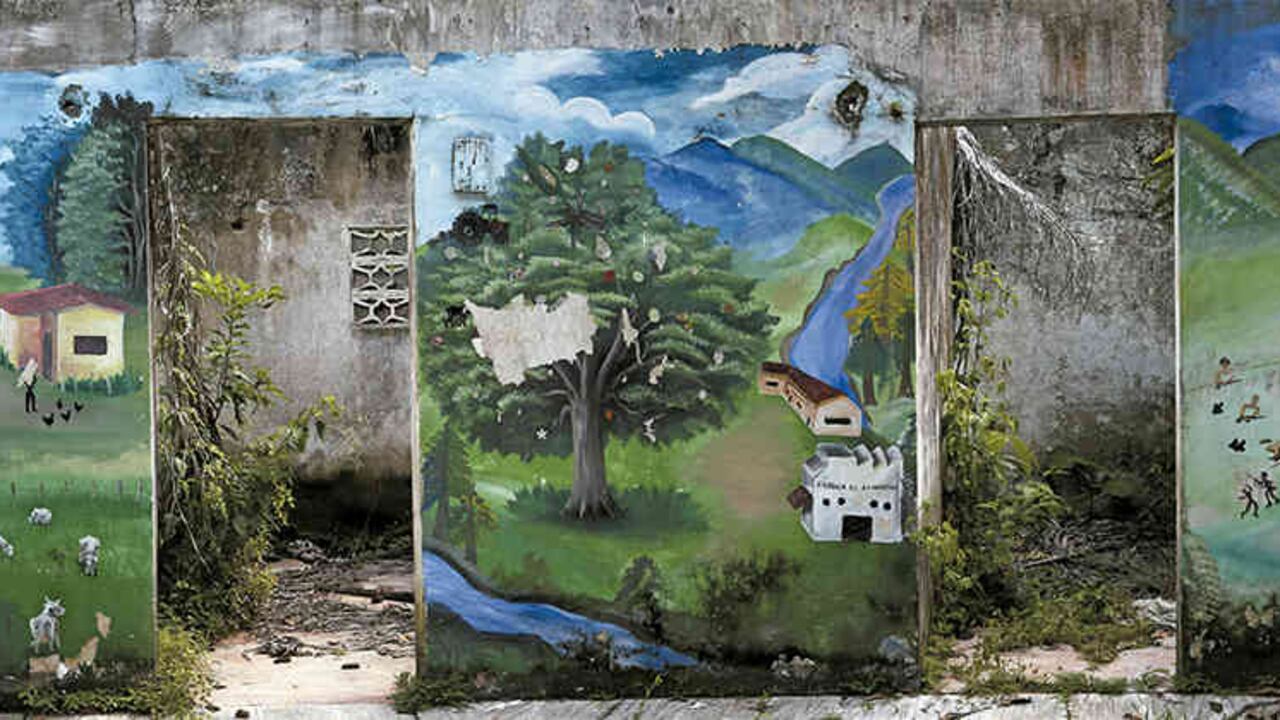 Un mural abandonado en Mampuján, Bolívar. En el año 2000, esa comunidad fue víctima de desplazamiento y de una masacre por cuenta de un grupo paramilitar.