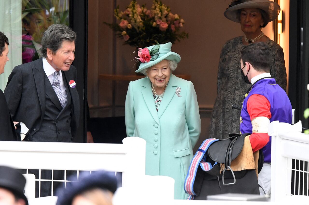 La reina no es una simple espectadora en Ascot. Es una de las mayores caballistas de Gran Bretaña y tenía cuatro ejemplares en competencia. Aquí, conversa con el gerente de sus establos, John Warren, y un jinete.