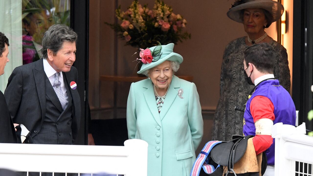 La reina no es una simple espectadora en Ascot. Es una de las mayores caballistas de Gran Bretaña y tenía cuatro ejemplares en competencia. Aquí, conversa con el gerente de sus establos, John Warren, y un jinete.