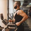 Hombre haciendo ejercicio mientras escucha música