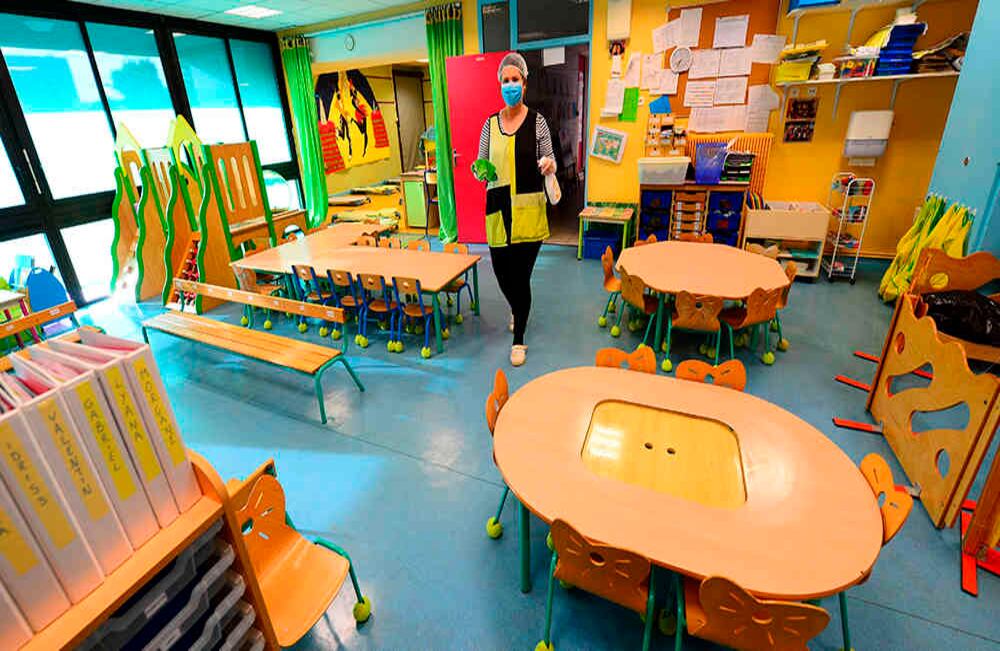 Desinfectar las superficies es ahora un hábito imprescindible en los preescolares. Escuela preescolar Anatole, Francia. // AFP/Mehdi Fedouach.