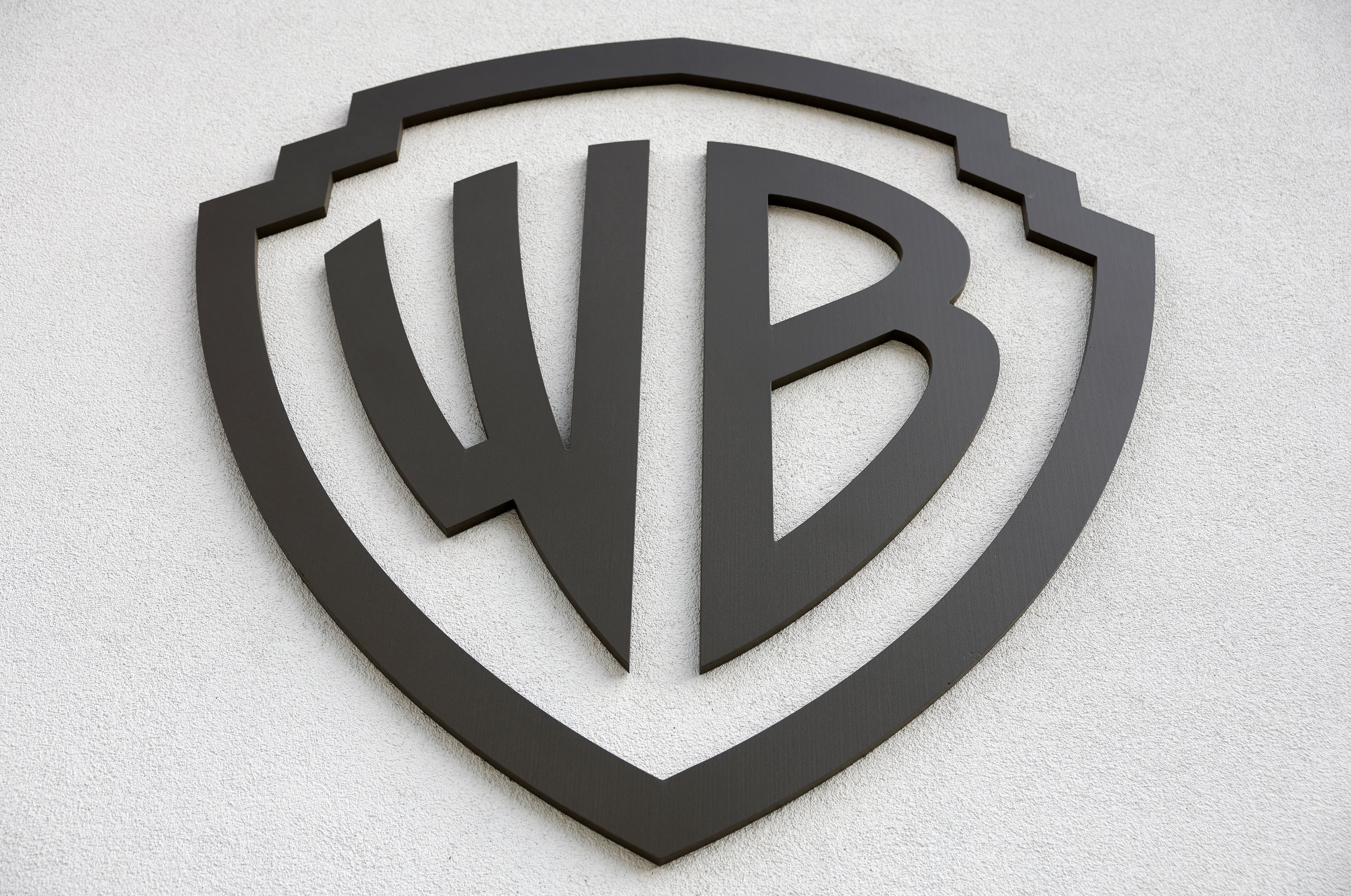 Logo de la empresa Warner Bros que será adquirida por Netflix.