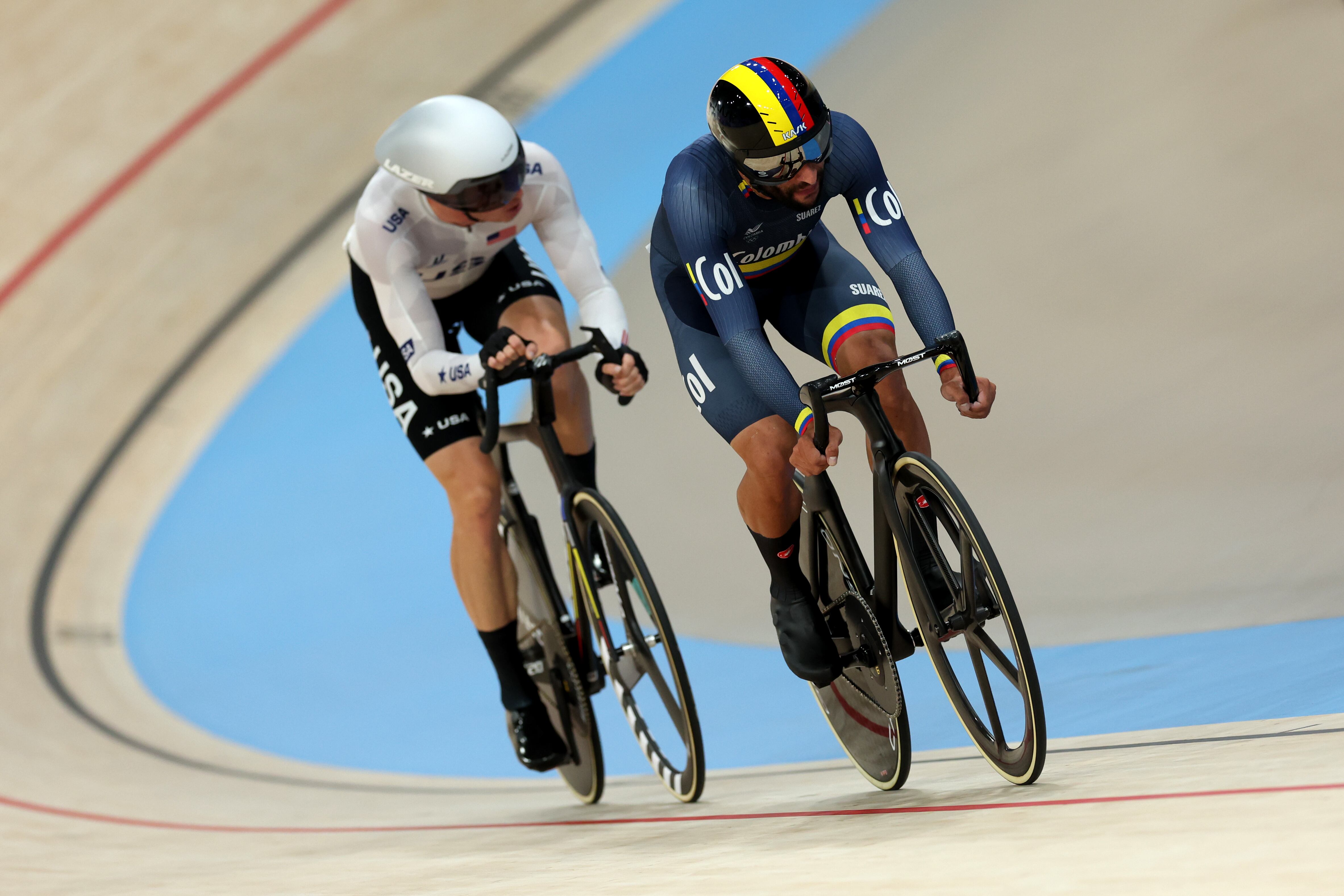 Fernando Gaviria Rendon del Equipo Colombia compite durante la carrera masculina Omnium Scratch Race 1/4 en el día trece de los Juegos Olímpicos de París 2024 en el Velódromo de Saint-Quentin-en-Yvelines el 08 de agosto de 2024 en París, Francia.