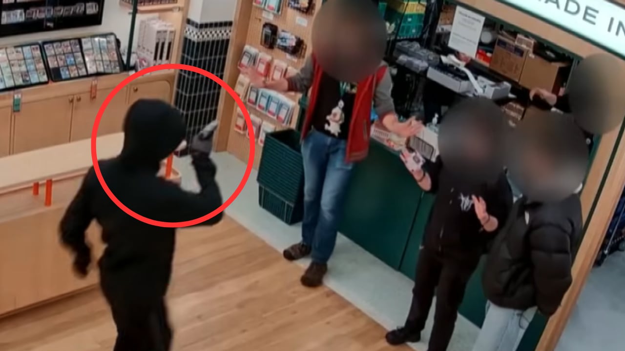 La policía investiga el robo armado ocurrido en una tienda especializada de Manhattan.