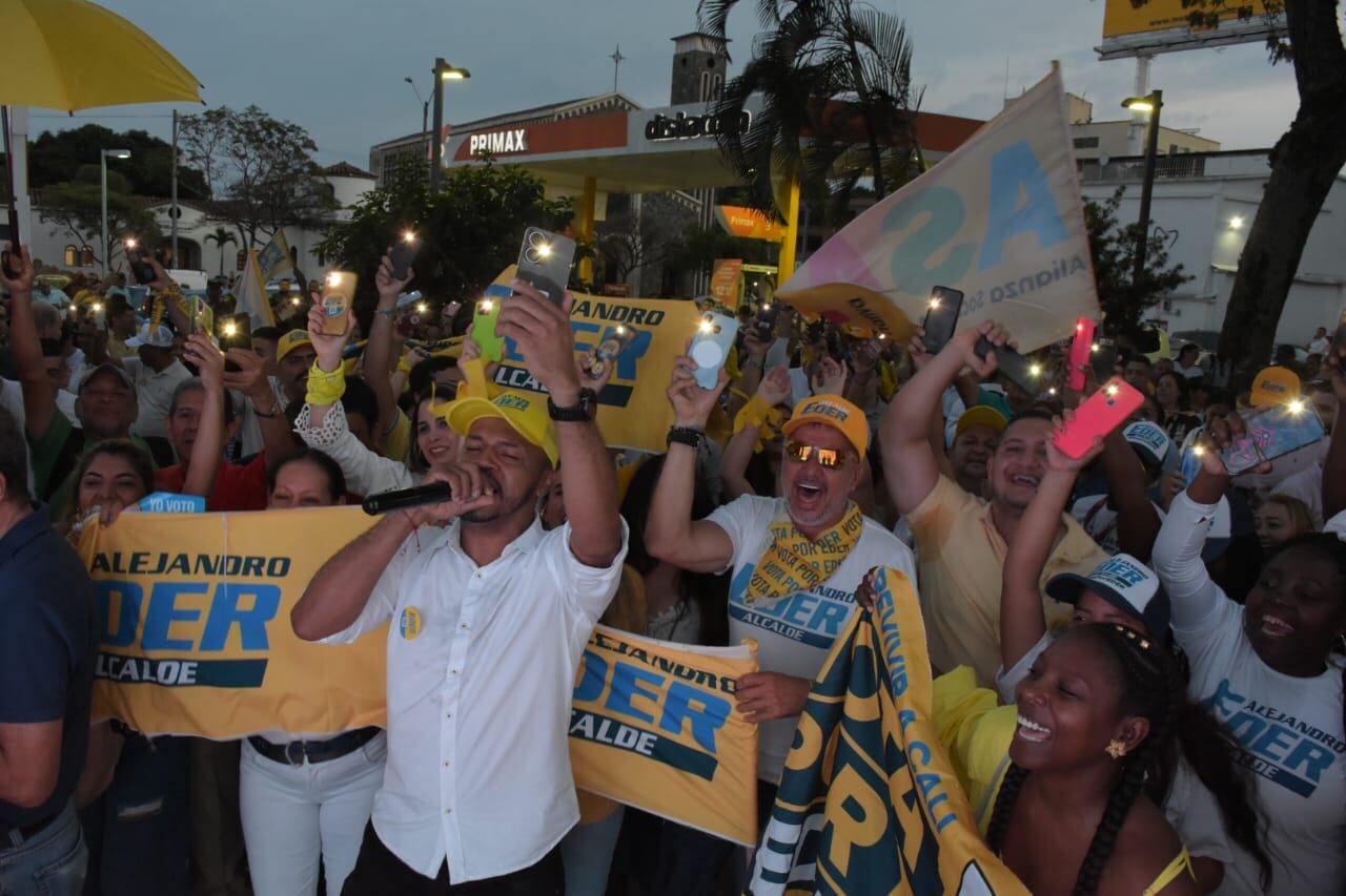 En la sede de campaña de Eder hay varios de sus seguidores celebrando.