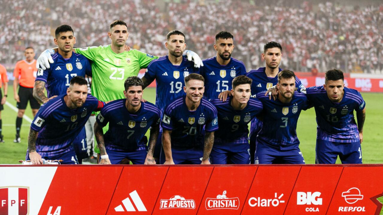 LIMA, PERU - OCTOBER 17: (L-R) Argentina squad poses for team photo with Cristian Romero, Goalkeeper Emiliano Martinez, Nicolas Otamendi, Nicolas Gonzalez, Gonzalo Montiel, Lionel Messi, Rodrigo De Paul, Alexis Mac Allister, Julian Alvarez, Nicolas Tagliafico and Enzo Fernandez during FIFA World Cup 2026 Qualifier match between Peru and Argentina at Estadio Nacional de Lima on October 17, 2023 in Lima, Peru. (Photo by Martín Fonseca/Eurasia Sport Images/Getty Images)