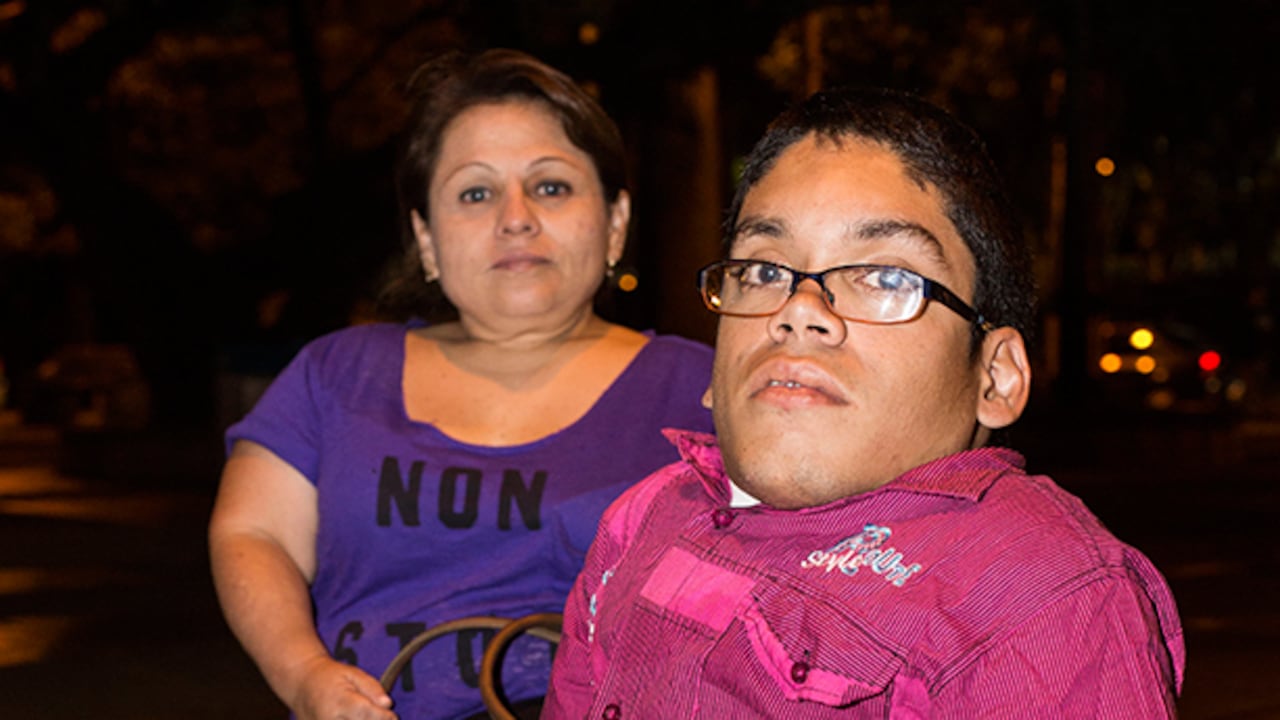 Wendy Gaviria, líder de la Corporación Pequeñas Personas Latinas, le pide al Ministerio de Salud que cree un programa claro para el diagnóstico y tratamiento de personas especiales, como ella y Camilo Urrea, y los proteja del negocio que se ha montado.