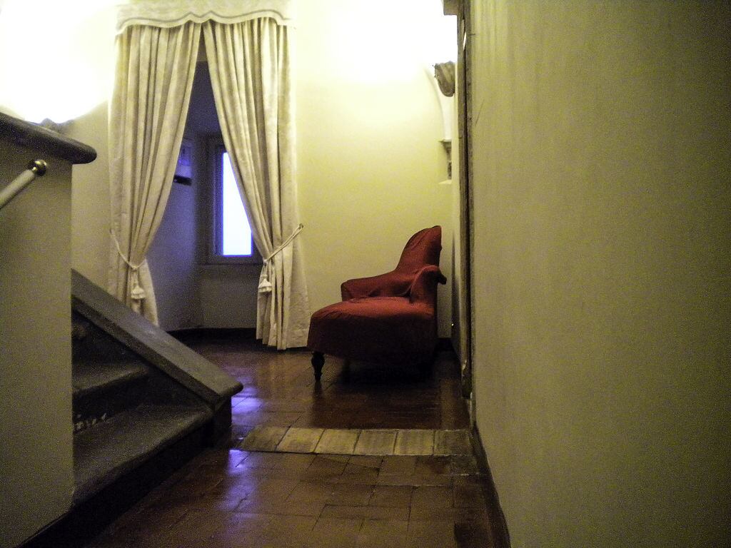 Una foto de archivo fechada el 9 de marzo de 2013 muestra la habitación oculta en la parte trasera de la 'Capilla Sixtina' donde se guarda desde hace siglos el famoso sofá rojo 'el 'sofá de las lágrimas' y donde la tradición quiere que el nuevo Papa se siente y llore por la gran responsabilidad en la Ciudad del Vaticano, Vaticano. (Foto de Niccolo Celesti/Anadolu vía Getty Images)