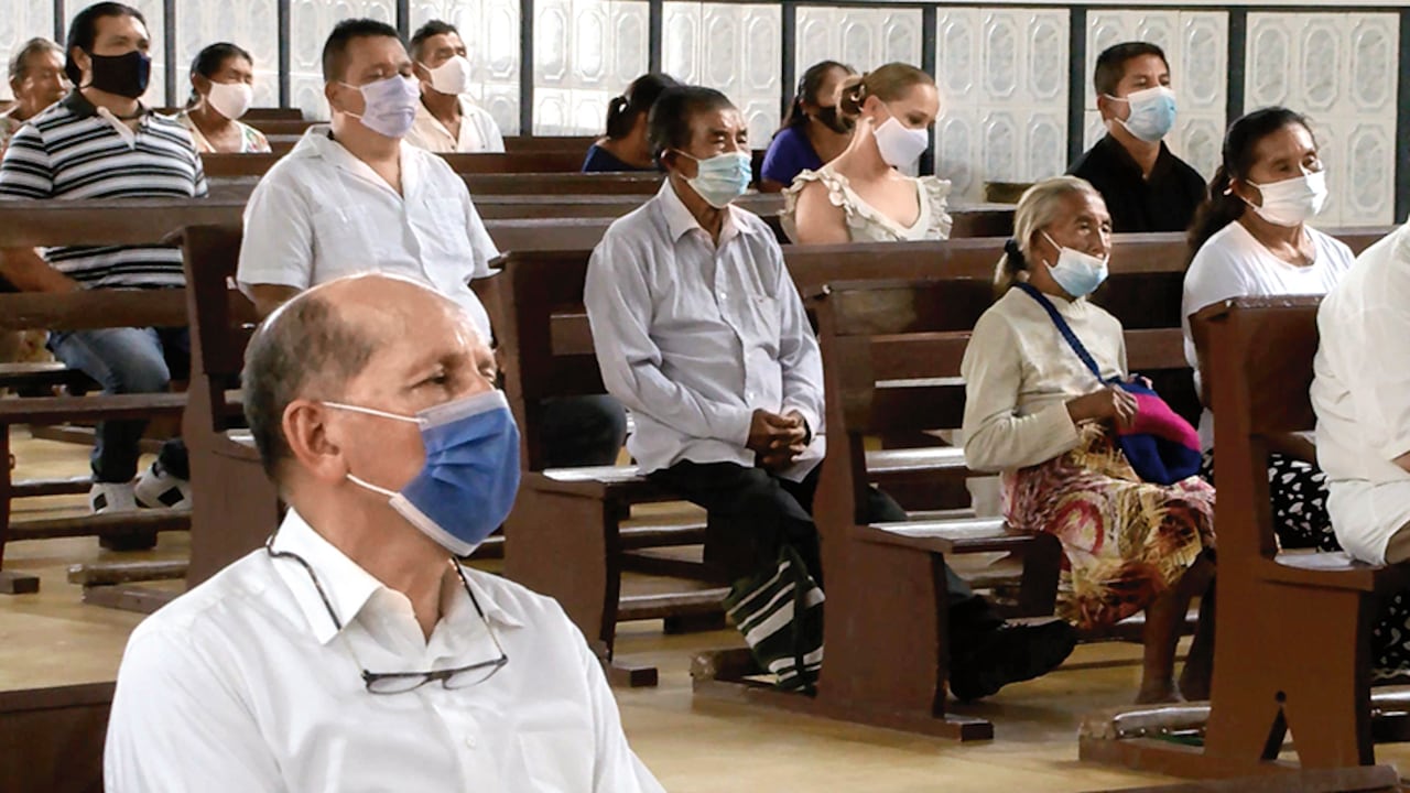 Jhon Frank Pinchao viajó con el general (r) Luis Mendieta y Edna Rubio, viuda del oficial de la Policía Julián Guevara. Participaron en un homenaje a las víctimas de las Farc por la toma guerrillera en Mitú.