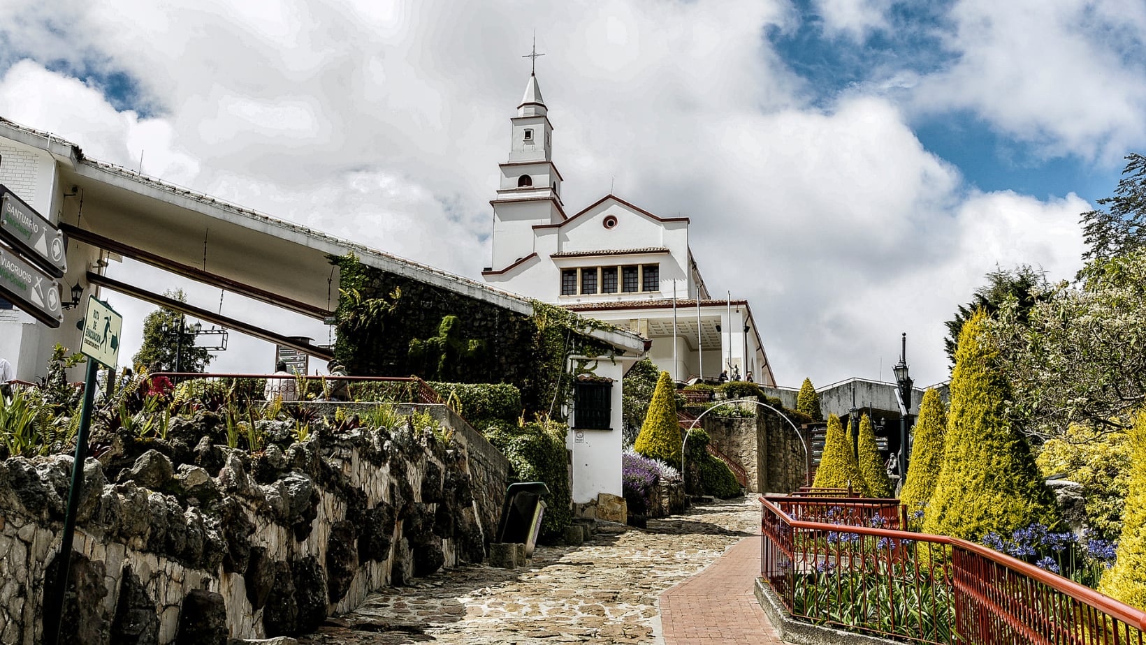 Última hora: reportan atraco masivo con pistolas en Monserrate