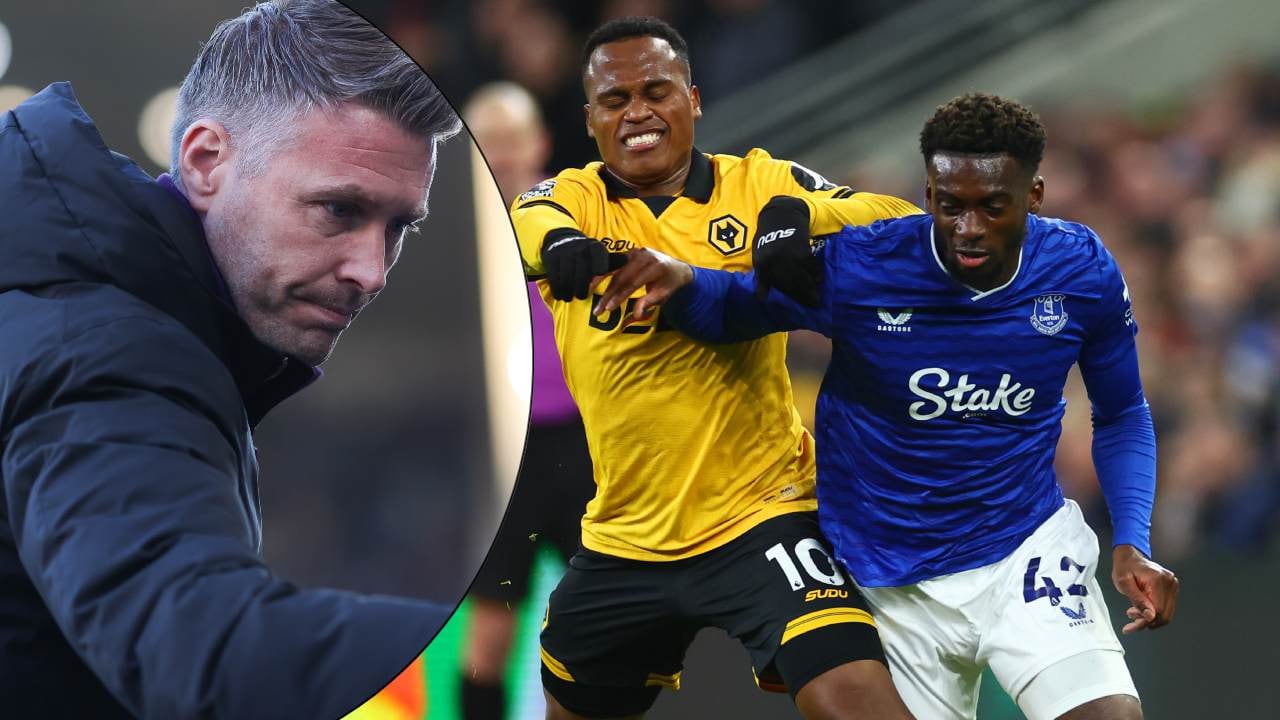 Técnico de Wolverhampton y Jhon Arias contra Everton.