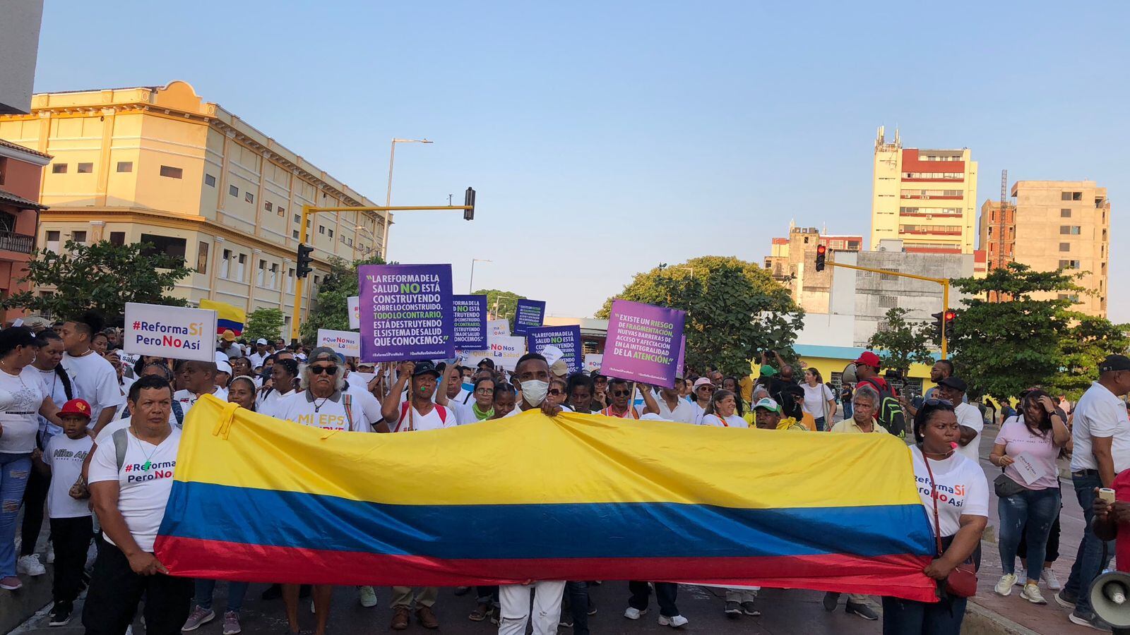 La manifestación inició con más de 500 personas, pero terminó con cerca de los 2.500 marchantes