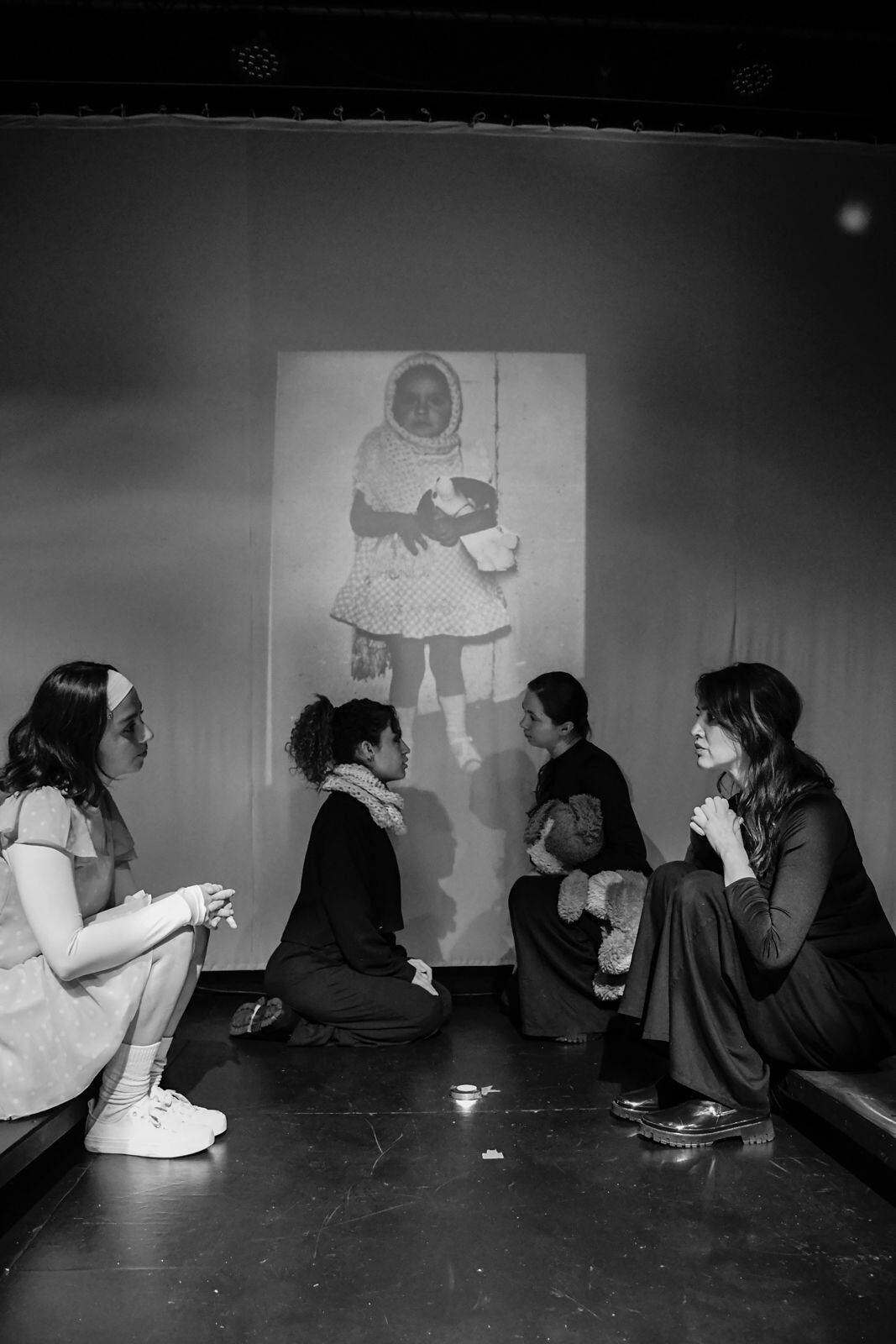 '¿Quién prendió la plancha? Y ¿por qué la dejó caliente sobre la cama?', de Ella Becerra.