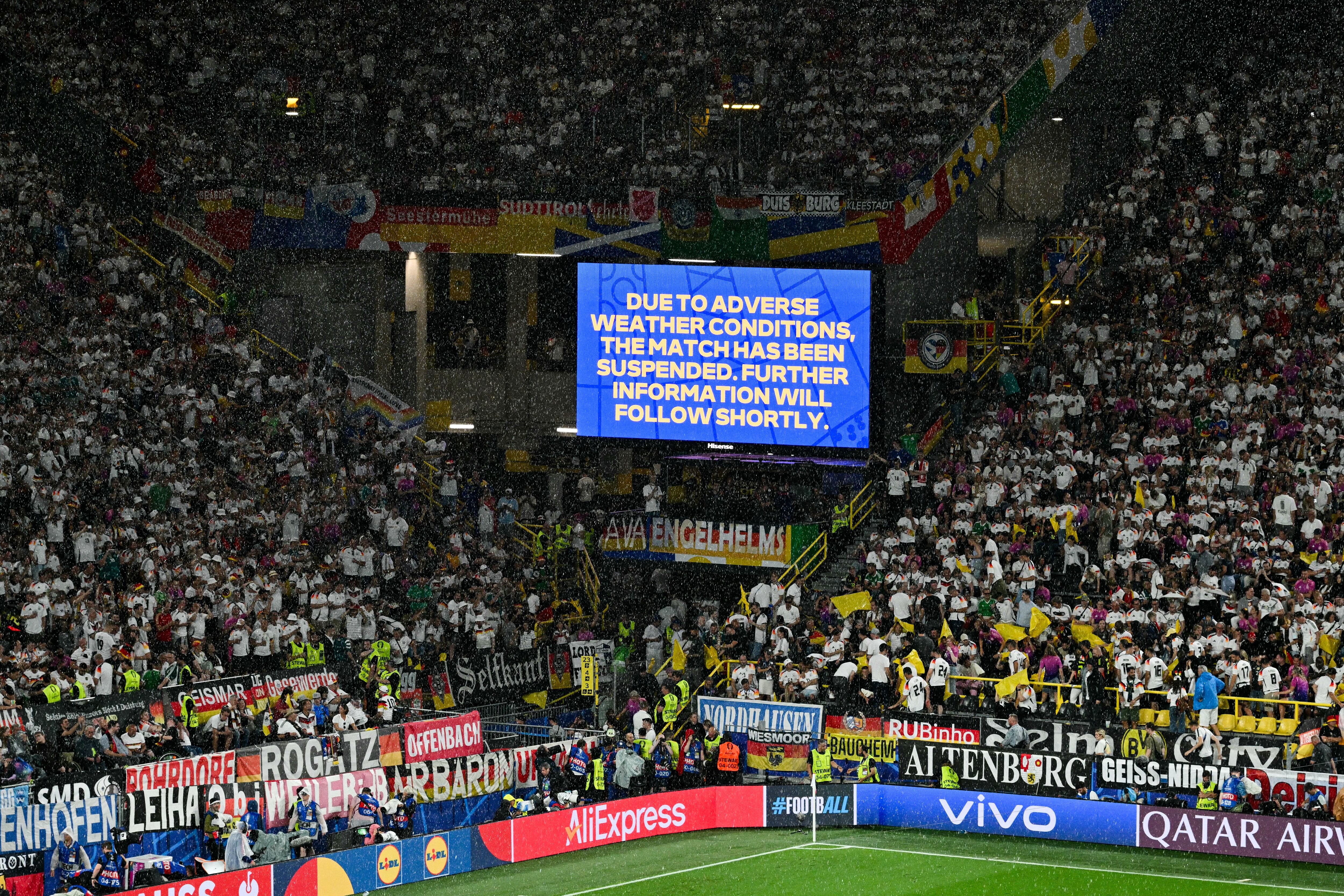 Aviso del partido detenido por las fuertes lluvias que se presentan.