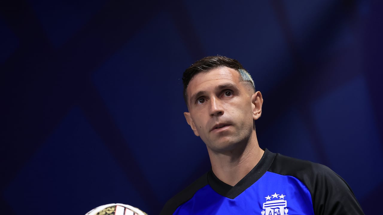 Dibu Martínez saltaría a un gigante de Inglaterra luego de más de cinco años con Aston Villa
