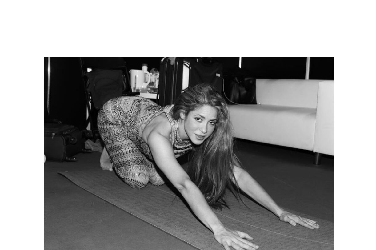 “¡Y así es como nos estiramos para el @latingrammys ¡Sintoniza este jueves 16 de noviembre!”, escribió Shakira en el pie de foto.