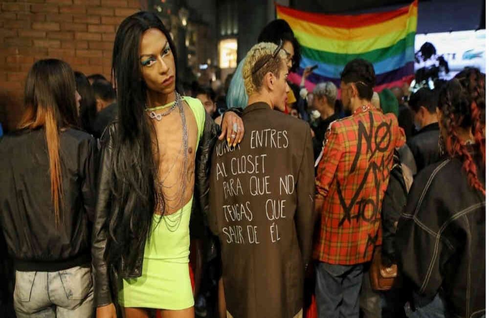 Miembros de la comunidad LGBTI asistieron masivamente para respaldar a la pareja agredida. 