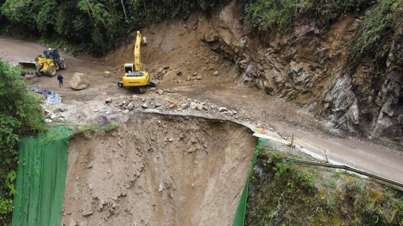 Pese a los avances, en la vía persiste la caída de material vegetal, rocas y lodo.