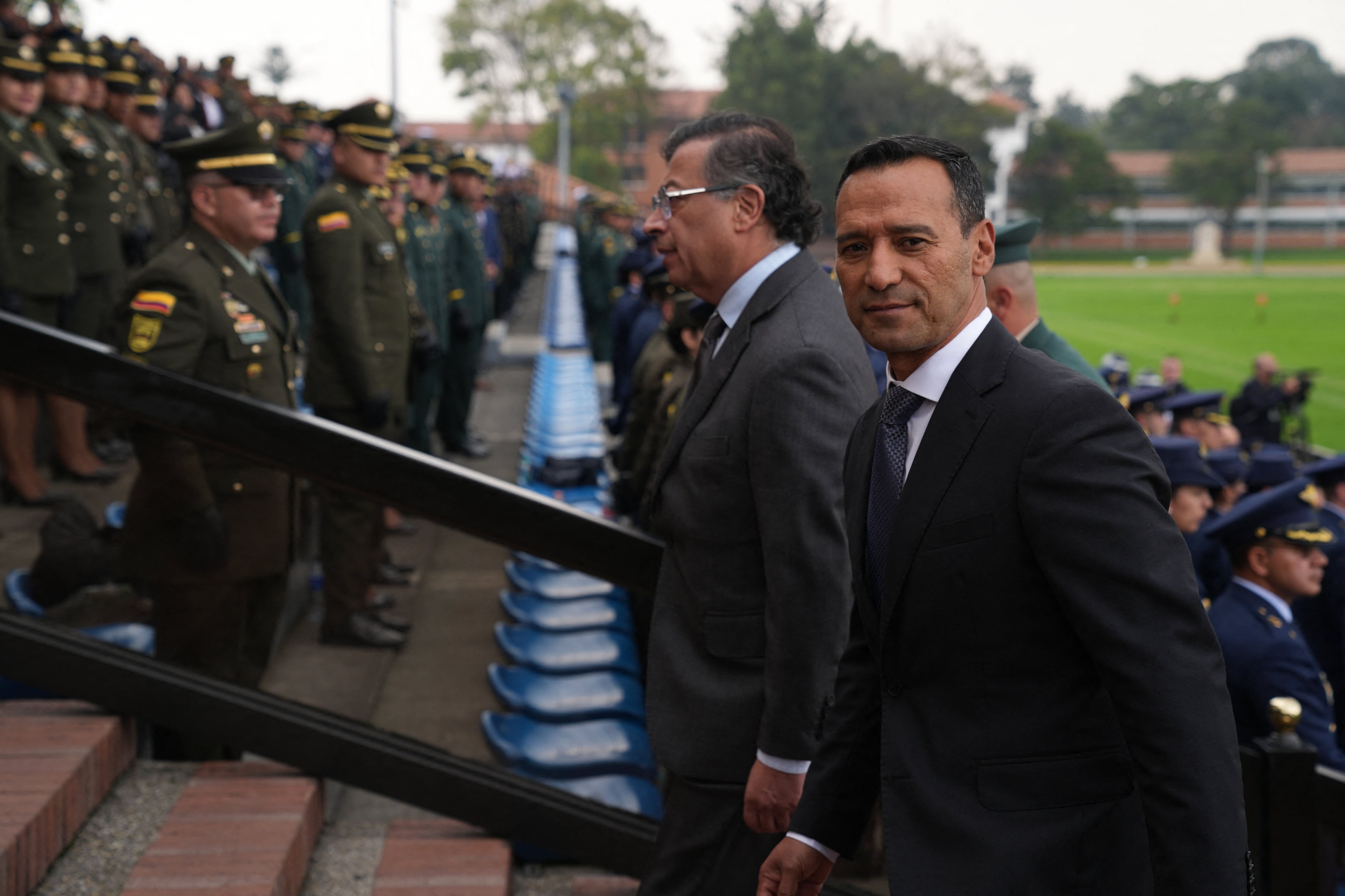 El presidente, Gustavo Petro, y el ministro de Defensa, Pedro Sánchez, en la ceremonia de reconocimiento de tropas, en Bogotá, el 11 de marzo de 2025
