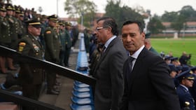 El presidente, Gustavo Petro, y el ministro de Defensa, Pedro Sánchez, en la ceremonia de reconocimiento de tropas, en Bogotá, el 11 de marzo de 2025