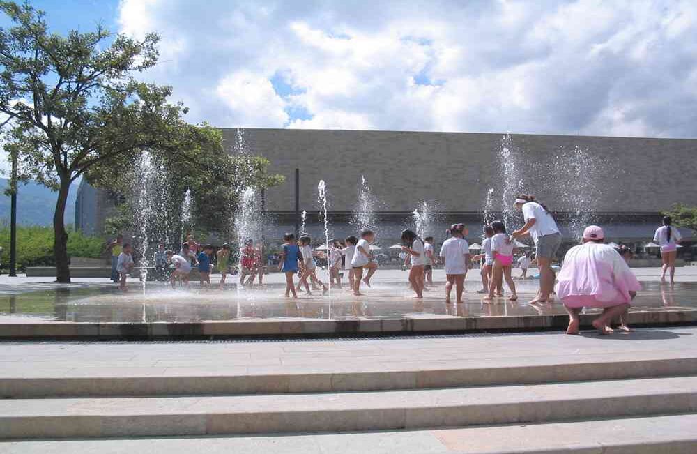 El Parque de los Pies Descalzos fue construido en 1999 como homenaje a los niños desposeídos de Medellín. Este fue un proyecto diseñado por Felipe Uribe, Ana Elvira Vélez y Giovanna Spera. Crédito foto: Javier Cruz