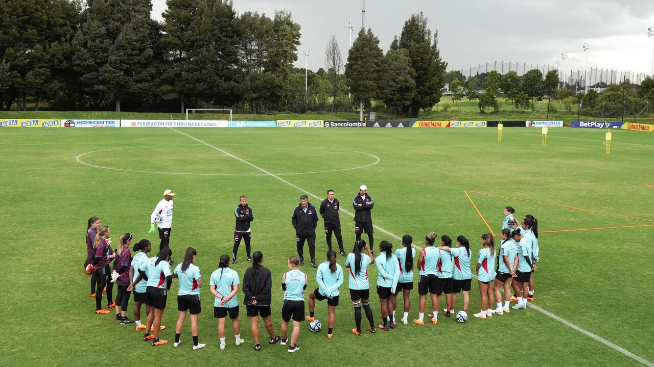 BOGOTA, COLOMBIA - JULY 6: Nelson Abadia head coach of Colombia gives instructions to the players during a training session ahead of FIFA Women's World Cup 2023 at FCF training camp on July 6, 2023 in Bogota, Colombia. (Photo by Andres Rot/Getty Images)