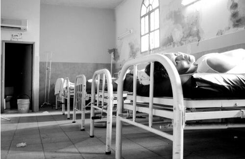 Vida y Muerte / Profesional

Seres humanos sin nombre, indigentes, ancianos en el abandono y madres cabeza de familia con los bolsillos vacíos, son atendidos por hombres y mujeres que dedican su vida al oficio de la medicina. El lufar parece enfermo de muerte gracias a la desidia y al abandono del gobierno. (Serie) Hospital Barranquilla
