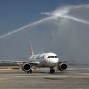 Un avión Gulf Air A320 procedente de la capital de Bahrein, Manama, es recibido cuando llega al aeropuerto Ben Gurion cerca de Tel Aviv el 30 de septiembre de 2021. - El avión de Gulf Air inició el primer vuelo comercial entre Bahrein e Israel un año después de la normalización diplomática. relaciones. (Foto de EMMANUEL DUNAND / AFP)