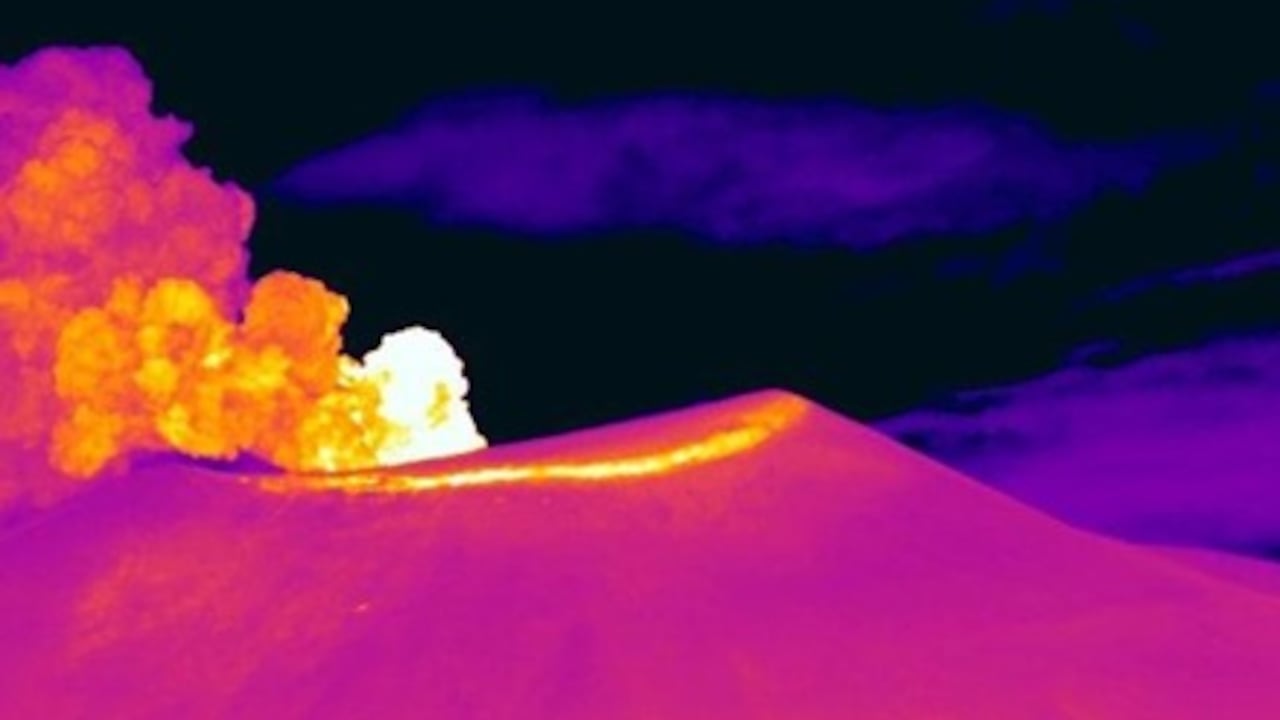 Registro de la cámara térmica Mina, ubicada a 2,2 km en dirección norte del volcán Puracé. Columna de
gases y ceniza registrada a las 4:14 p. m. del 4 de diciembre de 2025, con una altura de hasta 900 m sobre la cima del
volcán Puracé.