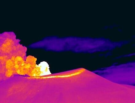 Registro de la cámara térmica Mina, ubicada a 2,2 km en dirección norte del volcán Puracé. Columna de
 gases y ceniza registrada a las 4:14 p. m. del 4 de diciembre de 2025, con una altura de hasta 900 m sobre la cima del
 volcán Puracé.