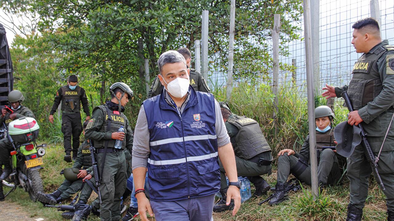 El secretario de Seguridad de Cali, Carlos Soler, recorrió la zona donde fue asesinado el patrullero de la Policía.