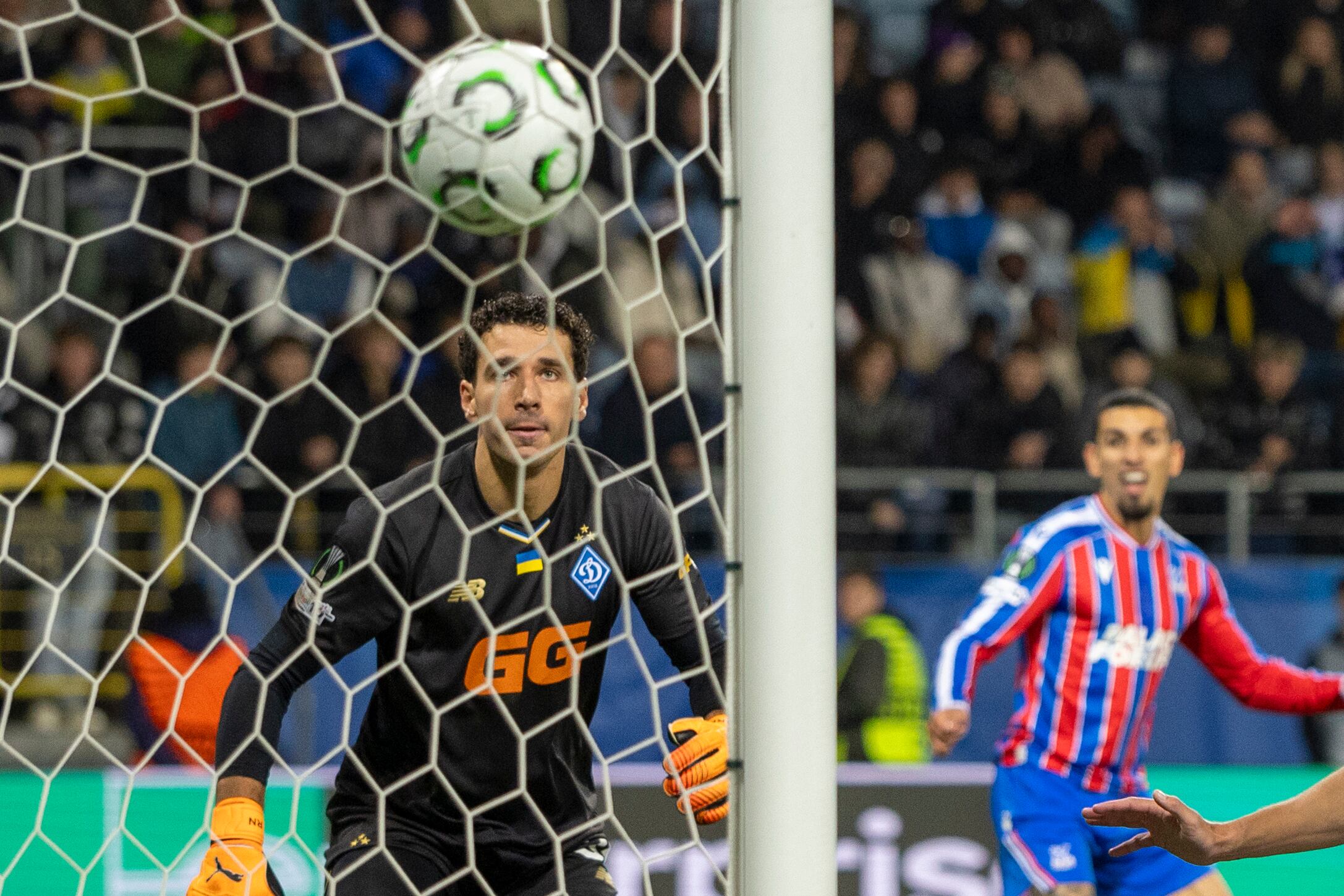 Daniel Muñoz (atrás) en el momento justo que entra su gol por Conference League.