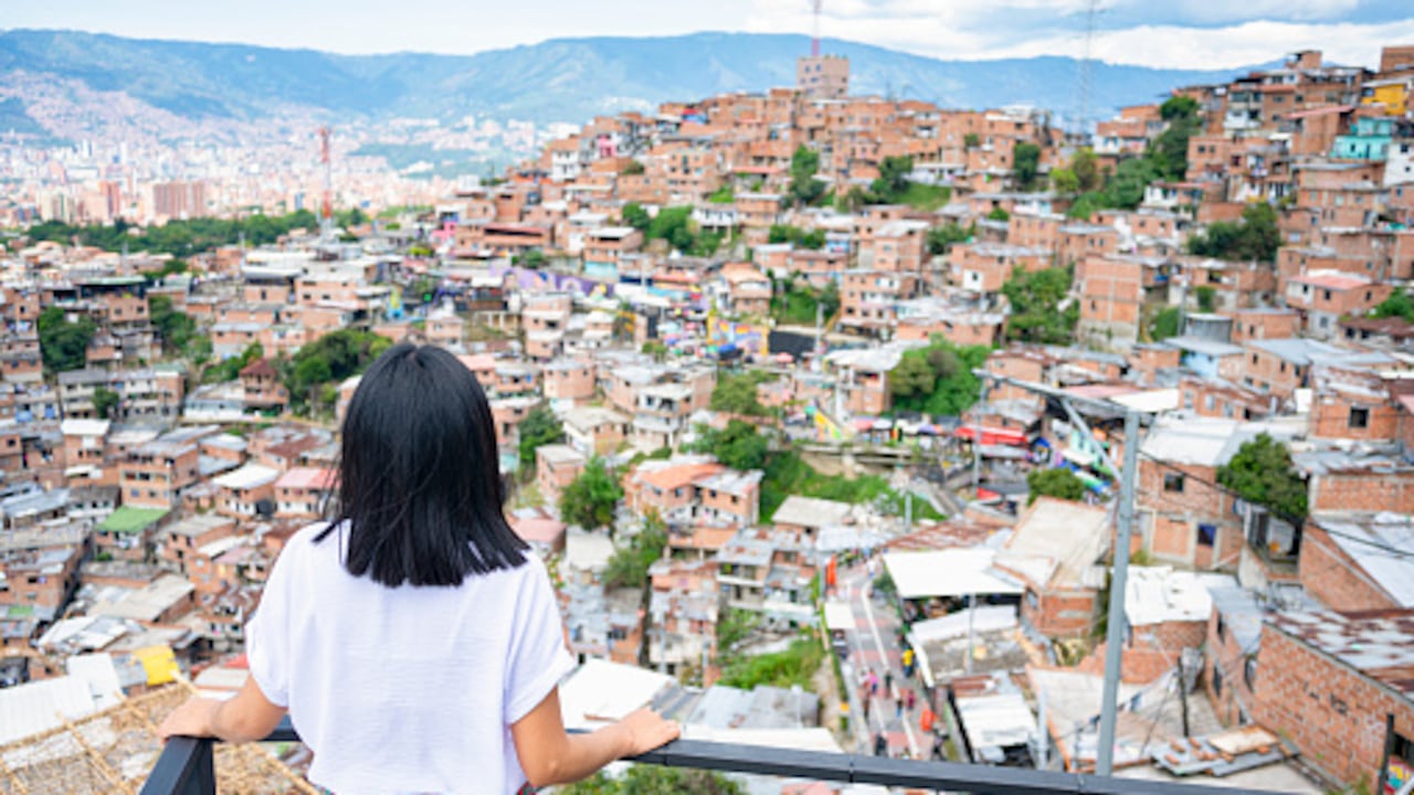 Mujer mirando hacia Medellín y la Comuna 13, Colombia