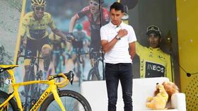 Montado en la misma bicicleta amarilla con la que llegó a los Campos Elíseos, Egan Bernal fue recibido en la Plaza de Zipaquirá desatando el júbilo de los paisanos que lo vieron crecer en esas mismas calles empedradas. Foto: León Darío Peláez / SEMANA