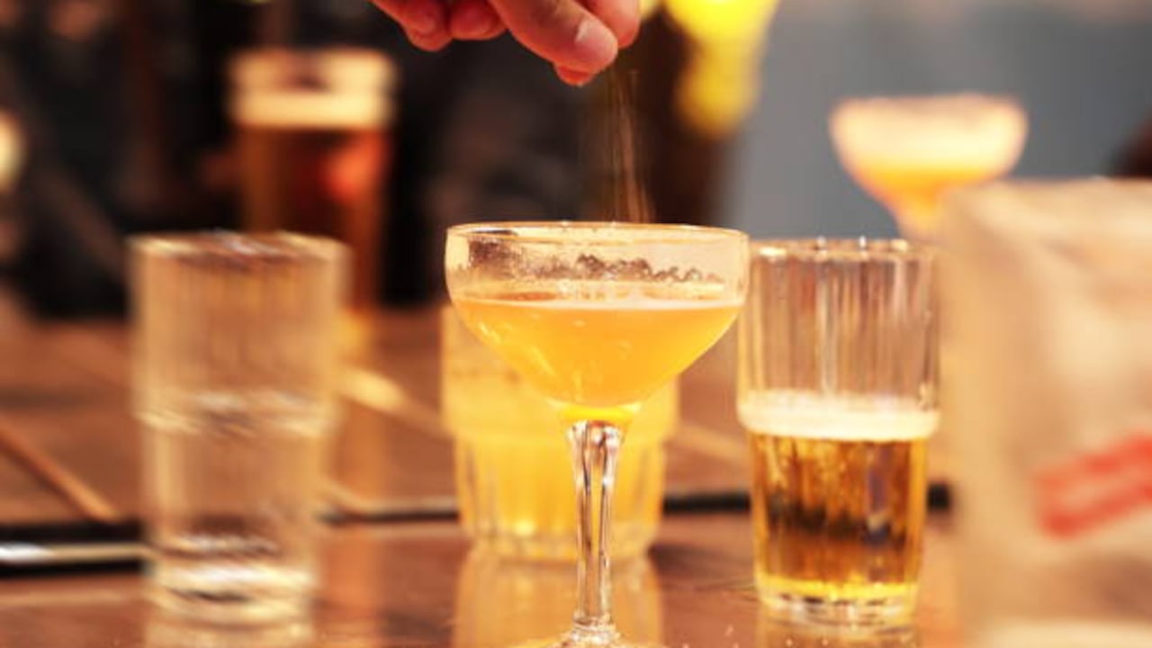 Por andar borracho, cliente de bar se quedó dormido en el baño y atrapado en el establecimiento tras su cierre.