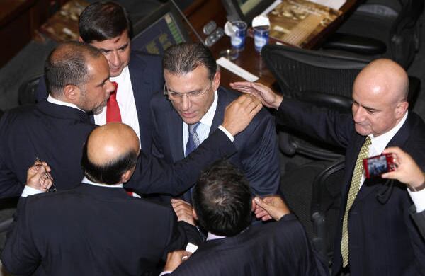 Los abrazos al nuevo presidente.