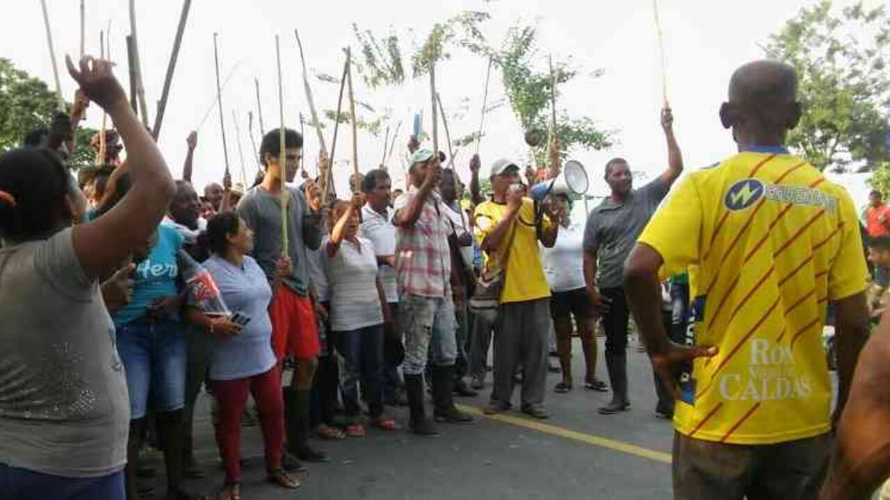 La imagen de esa protesta es bien particular no solo por tratarse de comunidades que exigen derechos sobre un cultivo considerado ilícito, sino porque justamente Tumaco fue elegido por las autoridades para ser piloto en procesos de erradicación.