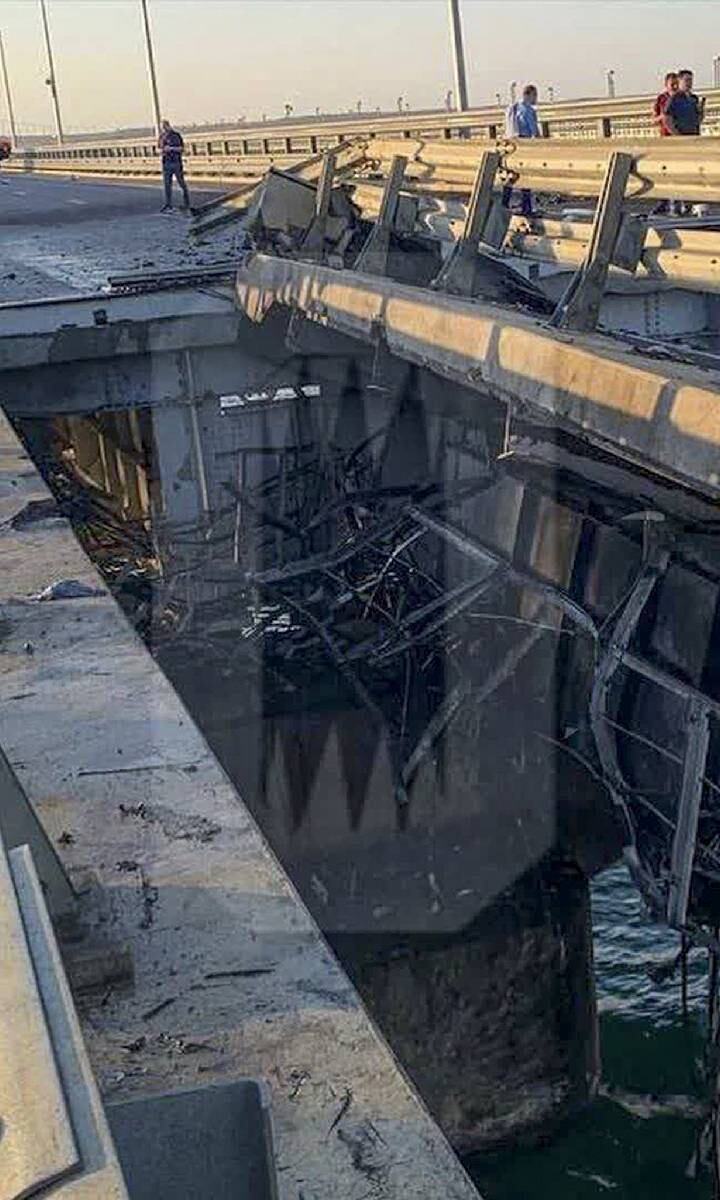 La imagen muestra supuestamente daños en un tramo de carretera del Puente de Crimea que conecta el territorio continental ruso con la Península de Crimea sobre el Estrecho de Kerch