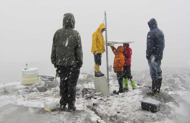 2.Labores de quienes instalan y mantienen los equipos de monitoreo volcánico, en este caso en el Nevado del Ruiz.