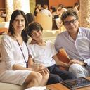 "Familia unida, triunfa unida...". Así se ven Carolina Soto, Tomás y Alejandro Gaviria, exministro de salud y economista.