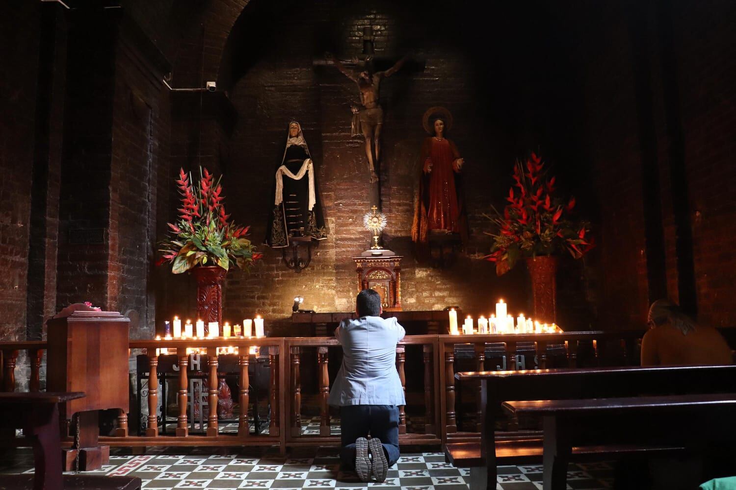 Asistir a los templos religiosos y las procesiones de los barrios es la principal actividad de los creyentes católicos durante esta semana.