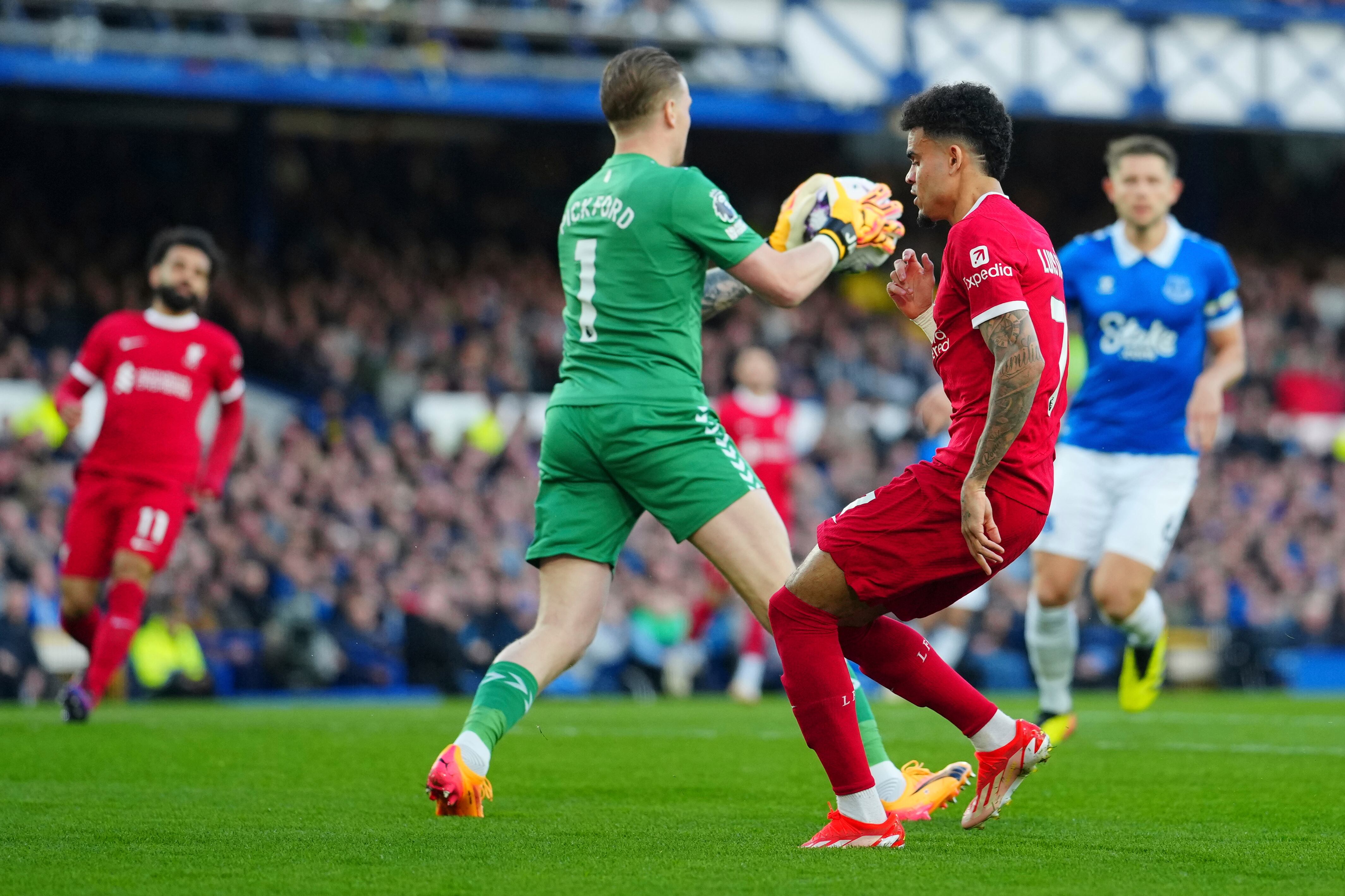 Luis Díaz en medio del clásico entre Everton y Liverpool.