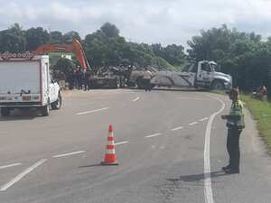 Momento en el que era retirado el tractocamión volcado en la vía.