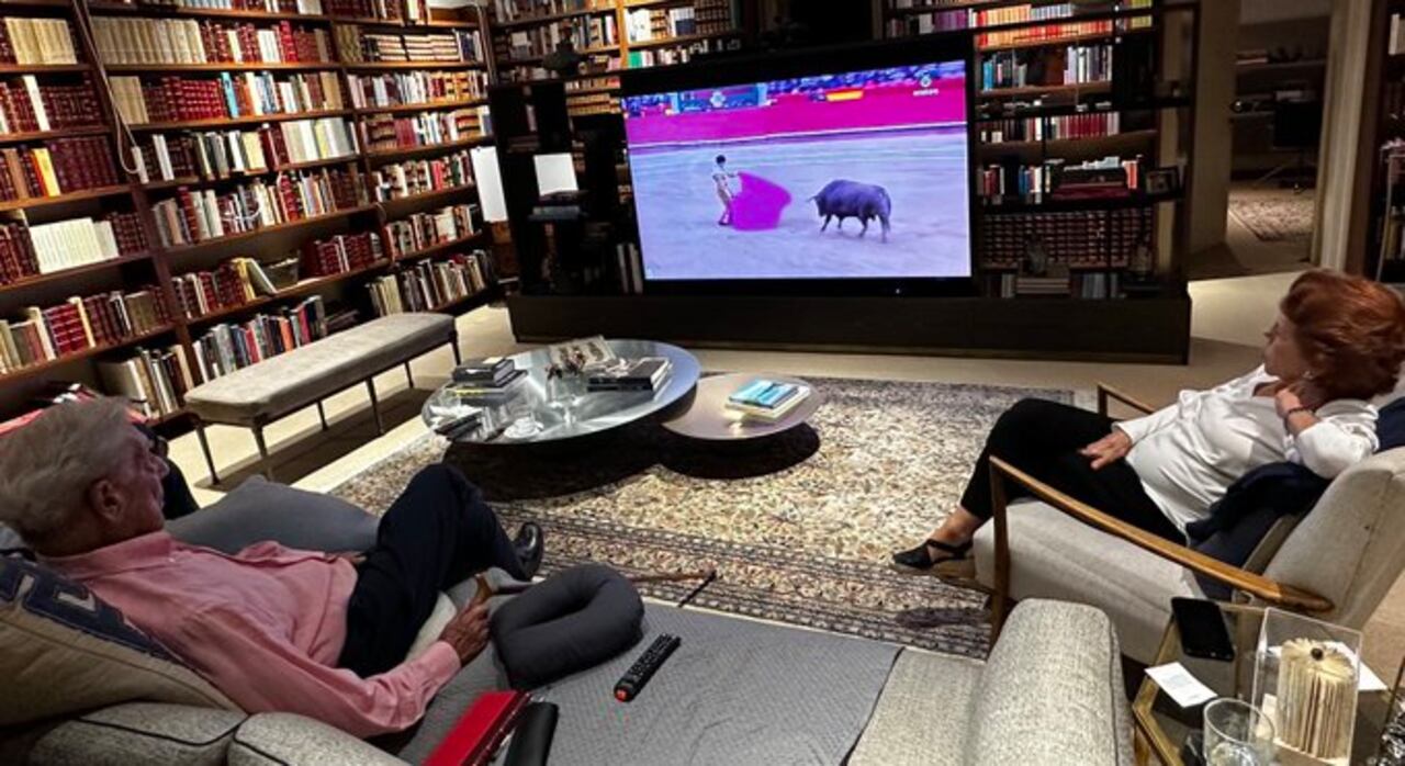 Mario Vargas Llosa fotografiado en su casa en Lima por su hijo Álvaro Vargas Llosa