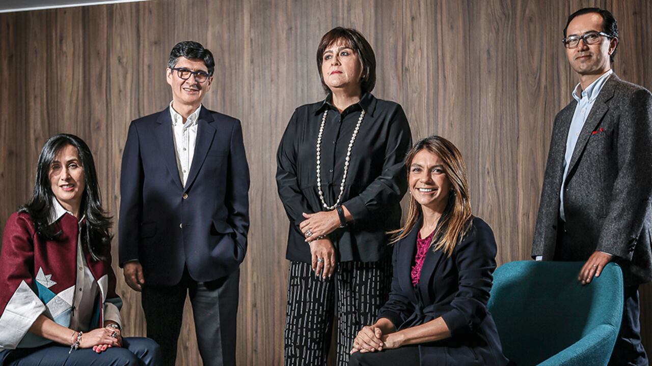 De izquierda a derecha, Adriana Lucía Navas, directora de Comunicaciones y Mercadeo; Gustavo Ramírez, vicepresidente de Inversiones; María Lorena Gutiérrez, presidenta; Paula Durán, directora de Sostenibilidad, y Alejandro Sánchez, vicepresidente ejecutivo de Banca de Inversión.