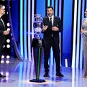 El ex futbolista Gianluigi Buffon habla con la anfitriona Esther Sedlaczek, a la derecha, y Pedro Pinto a la izquierda junto al trofeo de la Eurocopa 2024 durante el sorteo de la final del torneo de fútbol de la UEFA Euro 2024 en la sala de conciertos Elbphilharmonie en Hamburgo, Alemania, el sábado 2 de diciembre. 2023. (Foto AP/Martin Meissner)