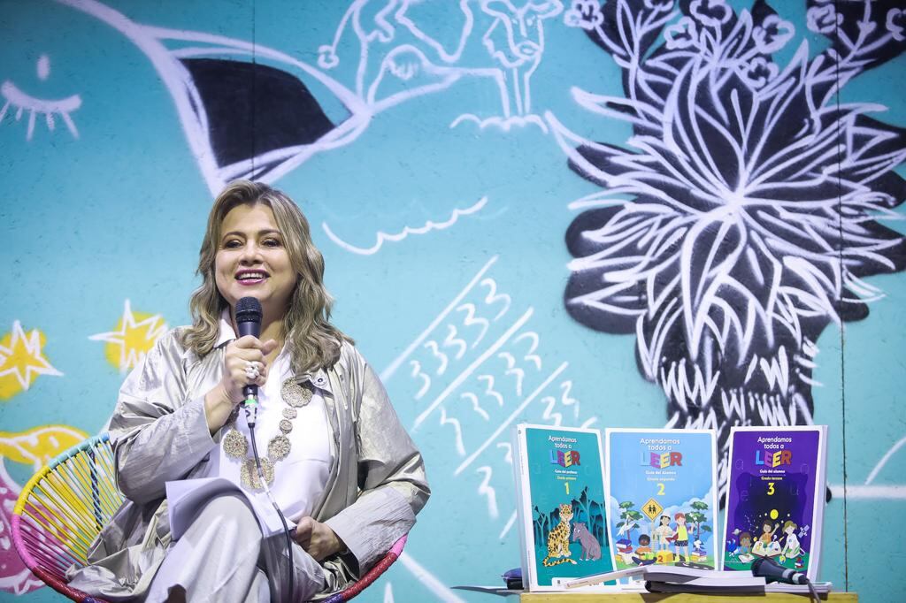 Edna Bonilla, alcaldesa encargada, entregó los libros.