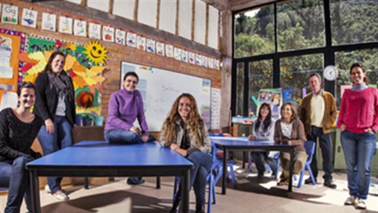 De izquierda a derecha: Daniela Guerrero, Valeria Téllez, Cecilia López, Marisa Cadavid, Rocío Alcocer, Martha Pérez, Bernardo Murillo, director del departamento, y Juliana Londoño.