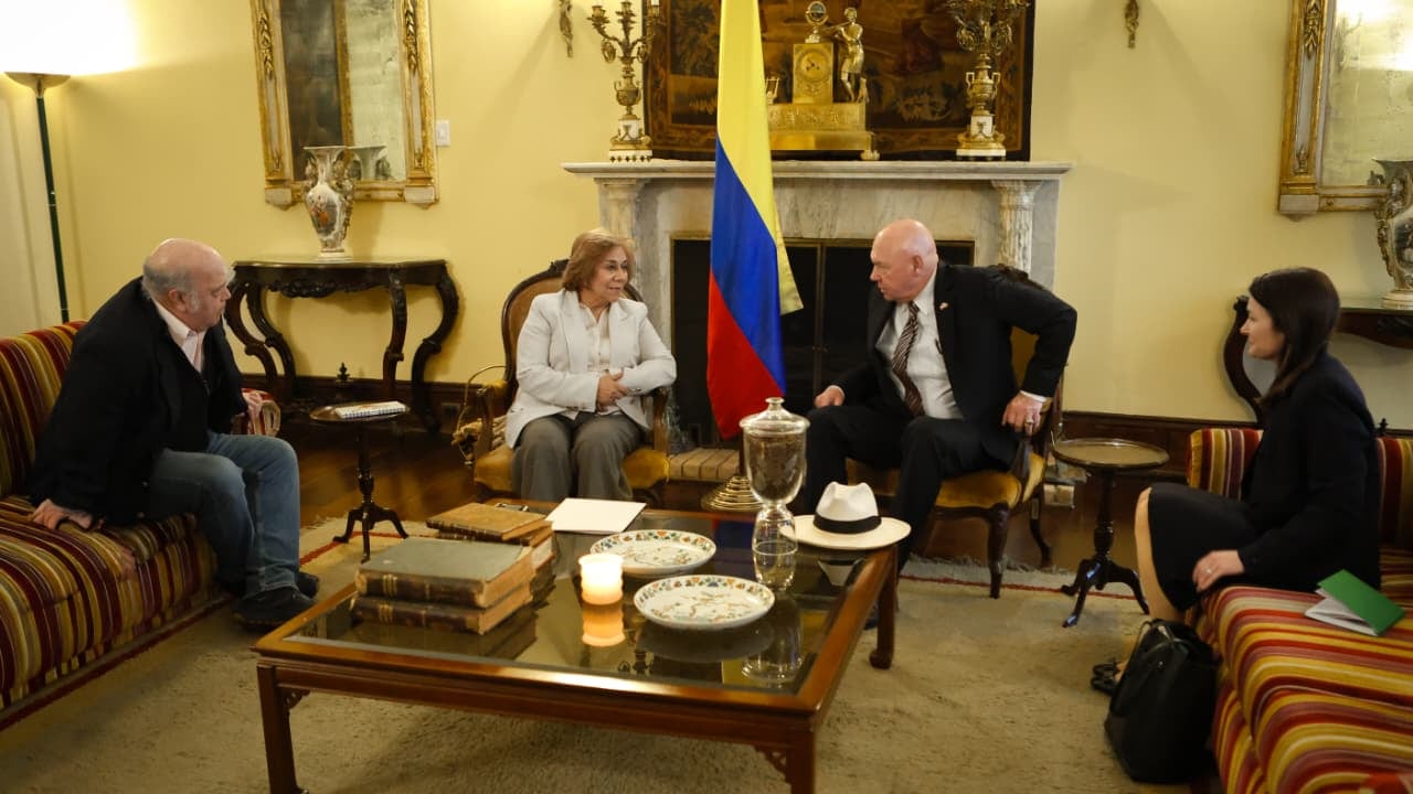 Embajador Daniel García Peña, canciller Rosa Villavicencio, embajador John McNamara y viceministro Javier Andrés Baquero.